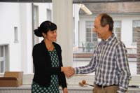 Händeschütteln von Katharina Gander und Martin Geilinger anlässlich der Stabsübergabe